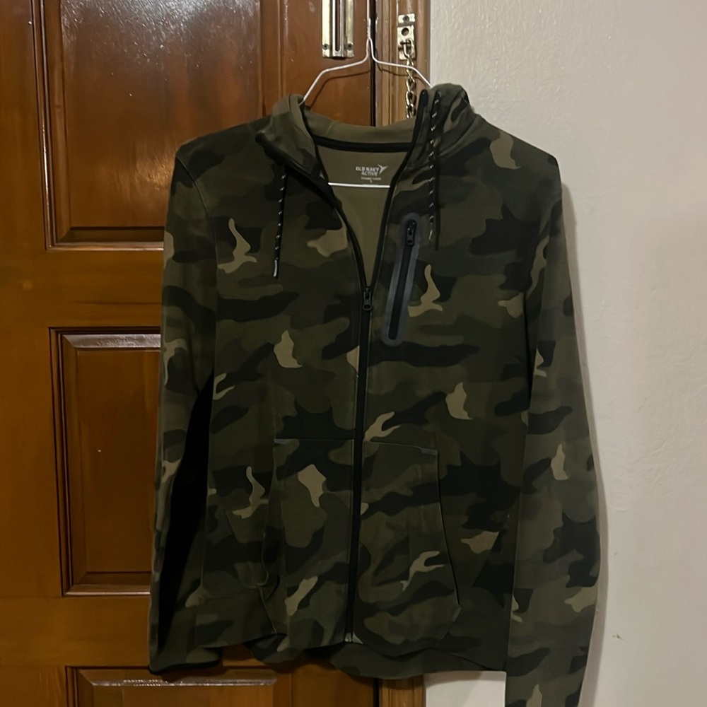 Nice Men Set Old Navy Camo. Top is Small and Bottom Jogger is Medium (Runs Slim)